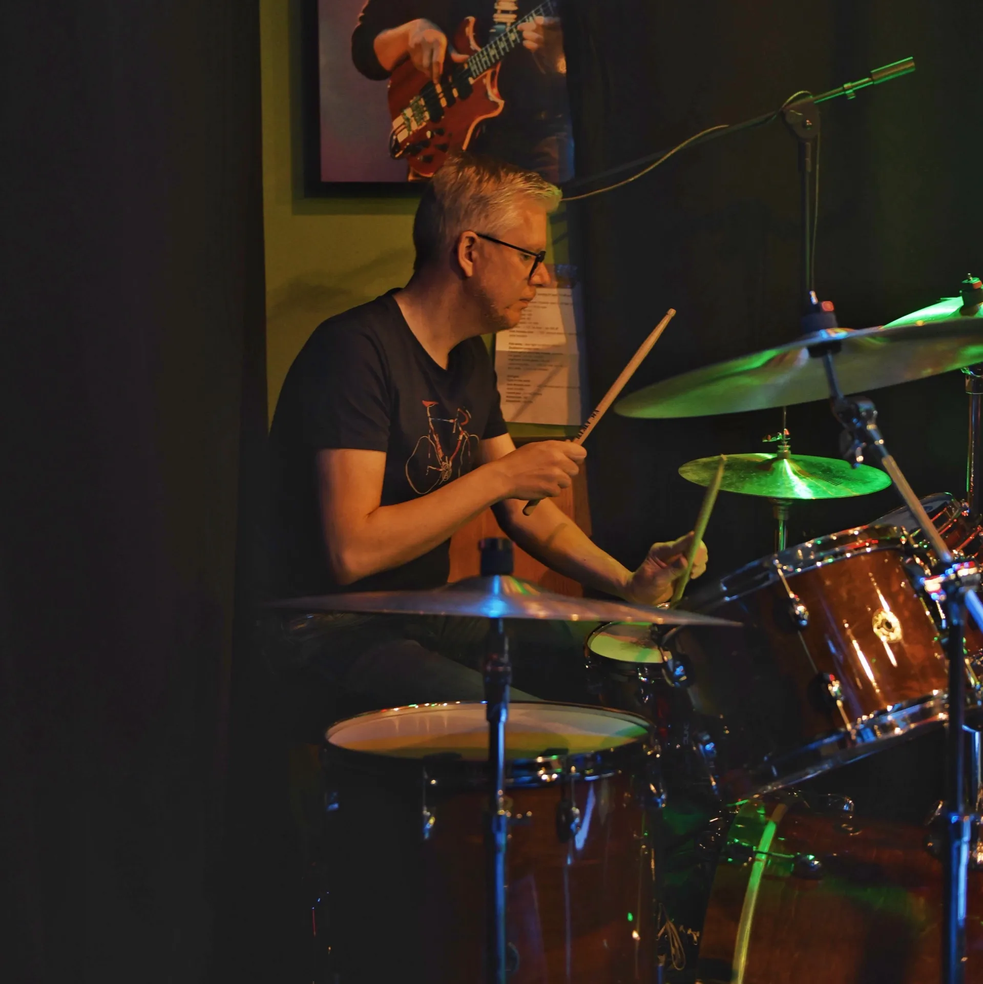 Jan geconcentreerd achter het drumstel