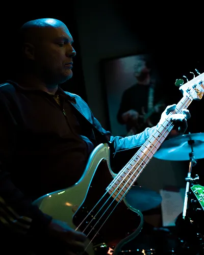 Jan Halmingh op de basgitaar