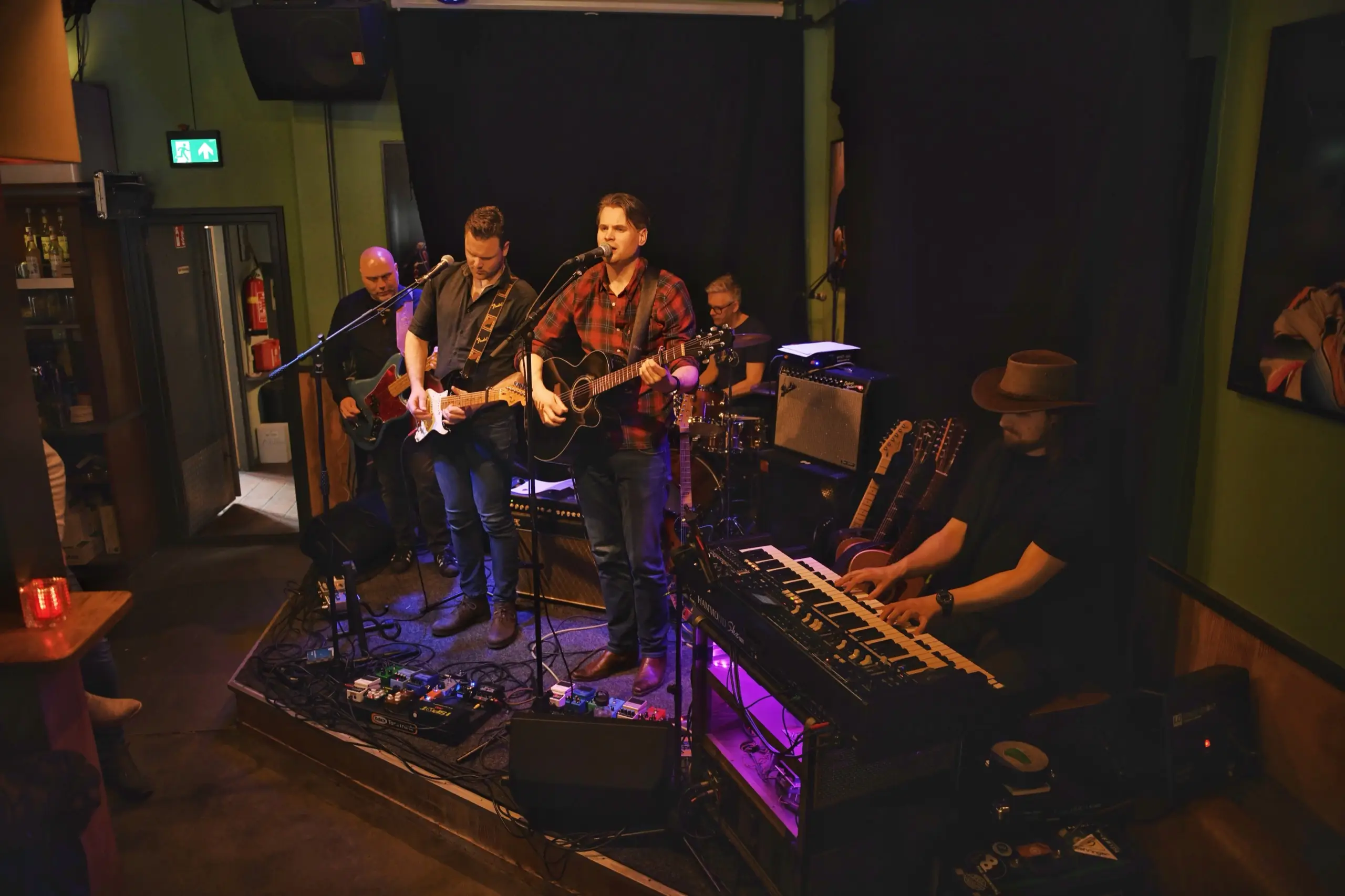 De vijf bandleden van Undertow, voltallig live op een clubpodium